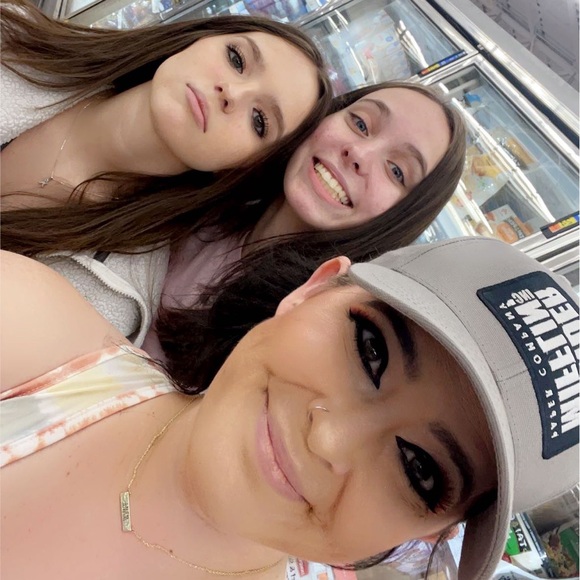 Meet your Posher, Brandy - Picture 3 of 7